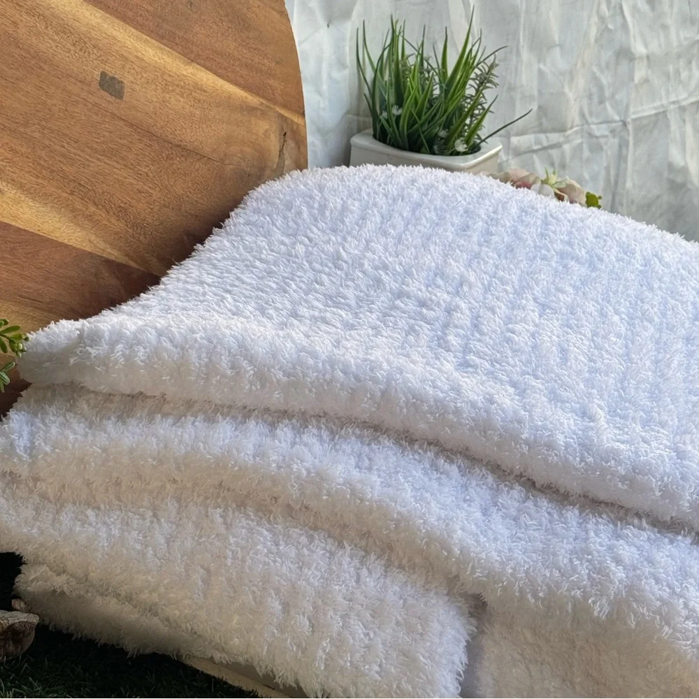Barefoot Dreams White CozyChic Ribbed Throw Like New